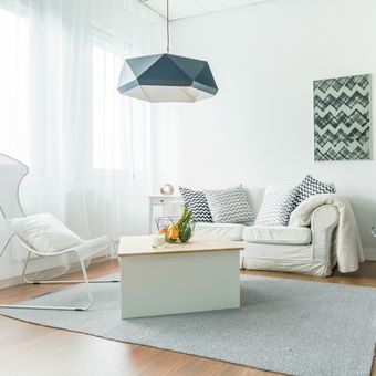 Ilustrasi ruang tamu kecil, ruang tamu warna putih. 