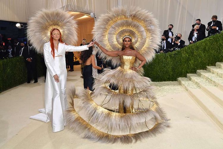 Model dan aktris asal Somalia Iman (kanan) dan perancang busana Harris Reed berpose saat menghadiri acara penggalangan dana Metropolitan Museum of Art's Costume Institute Gala alias Met Gala 2021 di New York, Amerika Serikat, Senin (13/9/2021). Kegiatan tersebut ditiadakan tahun 2020 akibat pandemi Covid-19 dan tahun ini kembali digelar dengan mengangkat tema 'In America: a Lexicon of Fashion'.