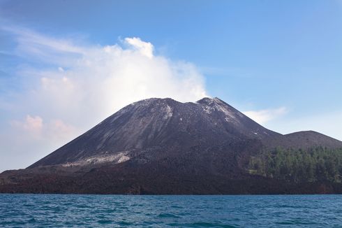 Gunung Anak Krakatau Kembali Erupsi dengan Tinggi Kolom Abu 300 Meter