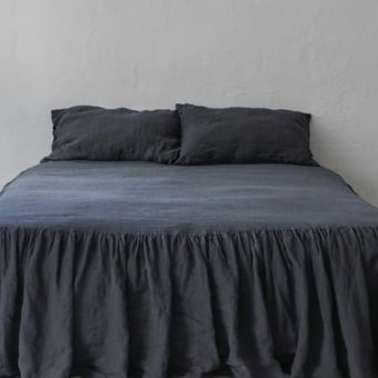 Tempat tidur dengan bed skirt atau rok kain di bagian bawah kasur