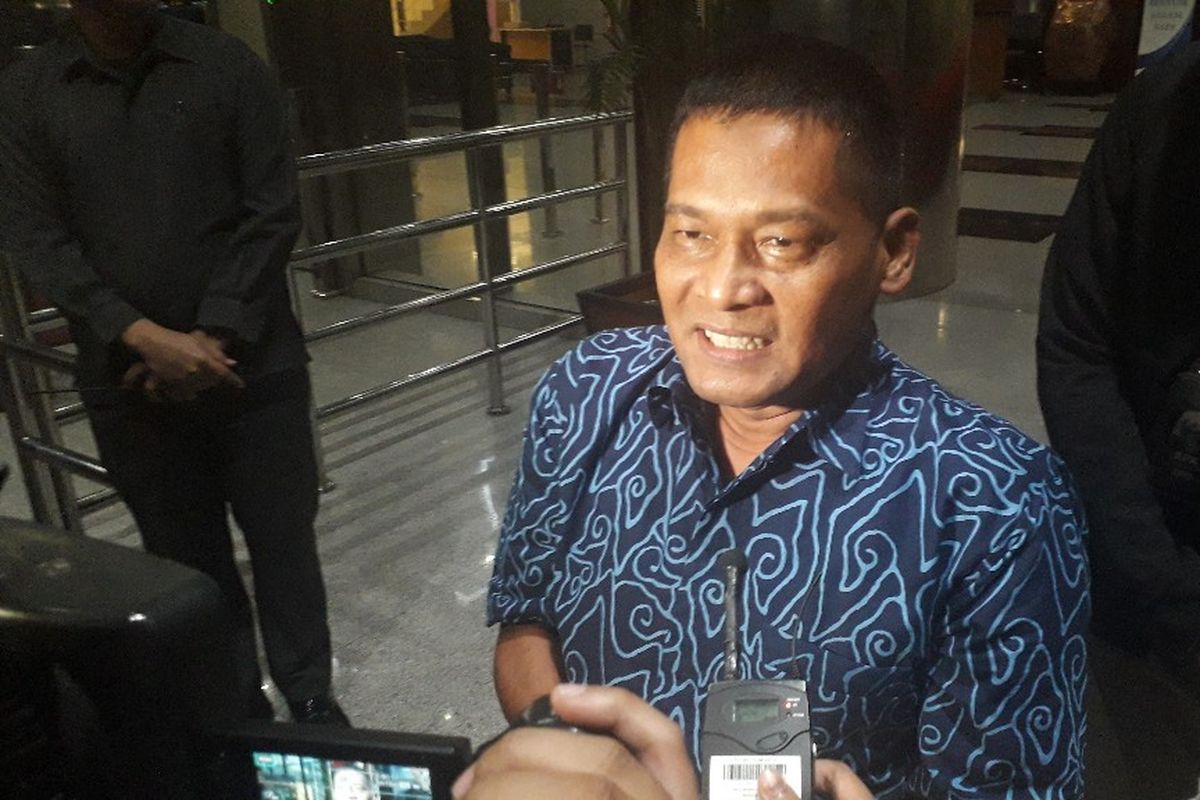 Mantan panitera Pengadilan Negeri Jakarta Utara Rohadi memberi keterangan kepada wartawan saat meninggalkan Gedung Merah Putih KPK, Senin (2/9/2019).