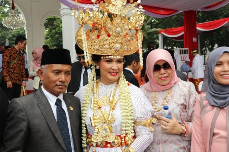 Istri Menteri Pertahanan Ryamizard Ryacudu, Nora Tristyana, mengenakan baju adat Lampung saat menghadiri upacara HUT Kemerdekaan RI ke-74 di Istana Negara, Jakarta, Sabtu ( 17/8/2019). Nora pun mendapat penghargaan kostum terbaik dan mendapatkan hadiah sepeda dari Presiden Joko Widodo.