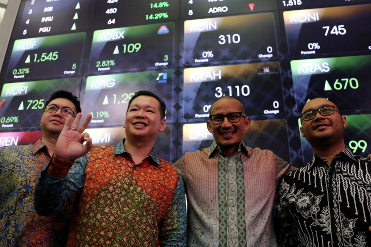 Wakil Gubernur DKI Jakarta Terpilih Sandiaga Uno membuka perdagangan saham di Bursa Efek Indonesia (BEI), Jakarta, Jumat (2/6/2017). Program Oke Oce Stock Center akan menjadi wadah edukasi bagi masyarakat yang ingin menjadi investor pada bursa saham. 