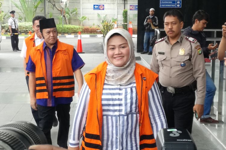 Bupati Bekasi, Neneng Hassanah Yasin di gedung Merah Putih KPK, Jakarta, Selasa (30/10/2018)