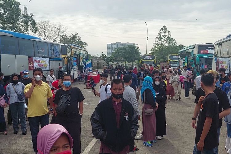 Suasana saat peserta mudik gratis dari Kementerian Perhubungan yang memenuhi Terminal Poris Plawad, Kamis (28/4/2022).