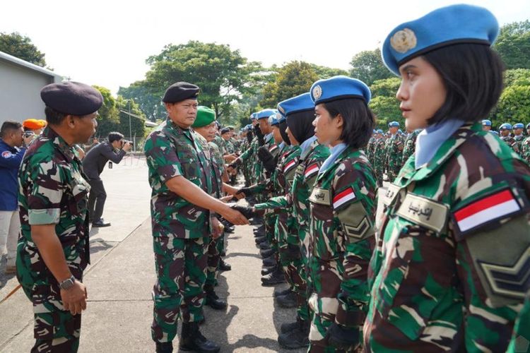 Panglima TNI Laksamana Yudo Margono memberangkatkan Satuan Tugas (Satgas) TNI Kontingen Garuda (Konga) United Nations Interim Force in Lebanon (UNIFIL) 2023 di Apron Pandawa Lanud Halim Perdanakusuma, Jakarta Timur, Senin (6/3/2023).  Terdapat 1.077 personel Satgas Konga yang berangkat untuk mengemban misi perdamaian dunia.