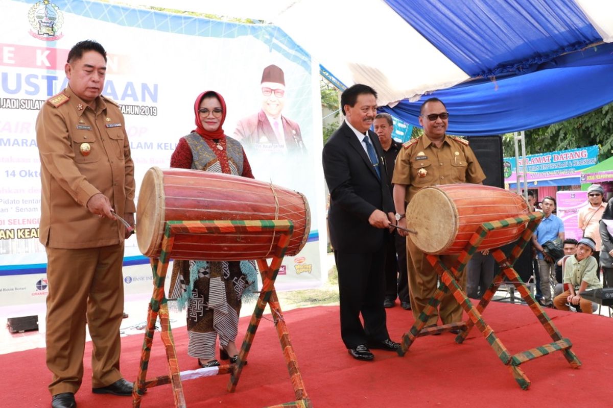 Kepala Perpustakaan Nasional, Muhammad Syarif Bando dan Sekretaris Daerah Provinsi Sulawesi Selatan, Abdul Hayat Gani, membuka secara resmi  Pekan Perpustakaan dalam rangka hari jadi Sulawesi Selatan ke-350. 
Turut mendampingi, Bunda Baca Sulawesi Selatan periode 2018-2023, Liestiaty F. Nurdin dan Kepala Dinas Perpustakaan dan Kearsipan Provinsi Sulawesi Selatan, Moh. Hasan. Di Saat bersamaan, Perpustakaan Nasional juga menggelar di Safari Gerakan Nasional Pembudayaan Kegemaran Membaca, dengan tema: Pustakawan Berkarya Mewujudkan Perpustakaan Berbasis Inklusi Sosial Dalam Rangka Meningkatkan Kesejahteraan Masyarakat.