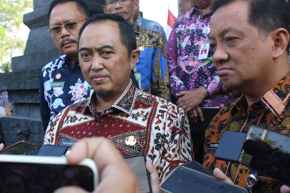 PJ. Bupati Jombang Teguh Narutomo, menjelaskan sikap dan langkah Pemerintah Kabupaten Jombang, Jawa Timur, terhadap 2 pejabat dinas pendidikan yang diduga menjadi aktor dalam video asusila yang viral dan heboh di medsos, di Kantor Dinas Pendidikan dan Kebudayaan, Jumat (23/8/2024).