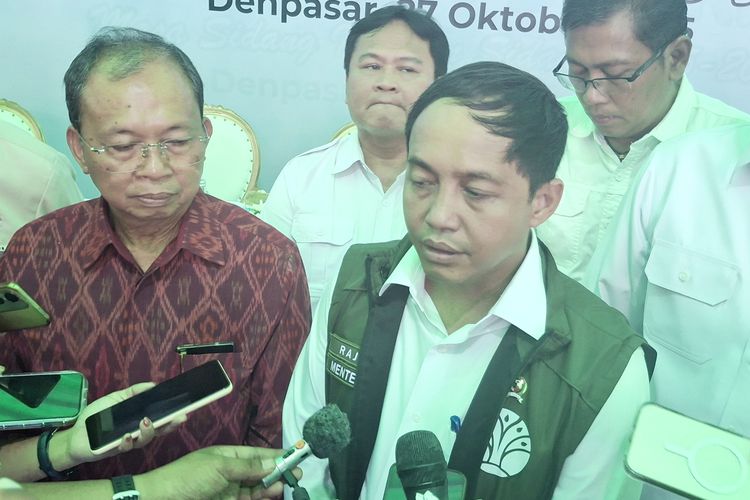 Menteri Kehutanan (Menhut) Raja Juli Antoni bersama Gubernur Bali Wayan Koster saat ditemui usai mengikuti kegiatan Kunjungan Kerja Reses Komisi IV DPR di Kantor BKSDA Bali, pada Senin (27/10/2025). KOMPAS.com/ Yohanes Valdi Seriang Ginta