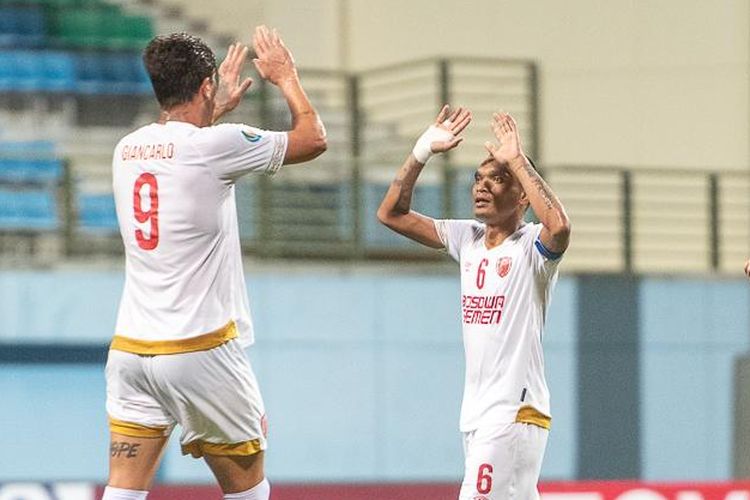 Ferdinand Sinaga, Serif Hasic, Giancarlo Lopez Rodriguez tengah merayakan gol PSM Makassar yang dicetak ke gawang Tampines Rovers di ajang AFC Cup, Rabu (12/2/2020).