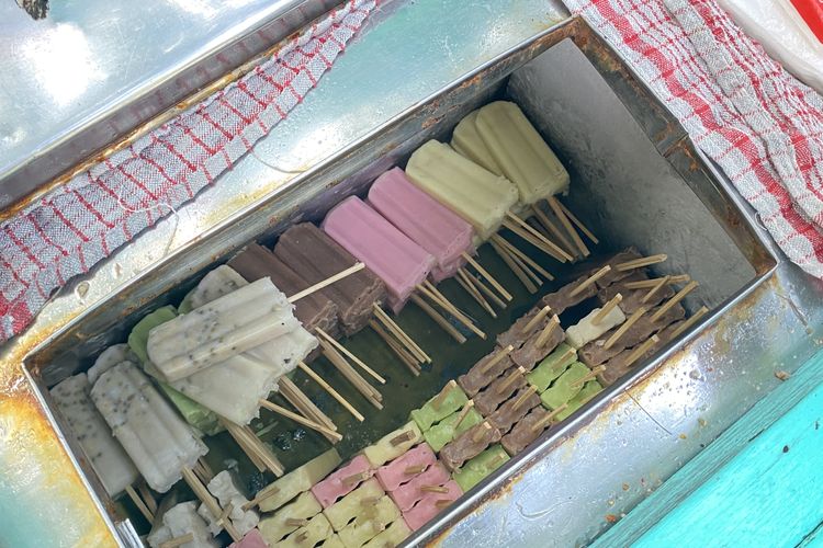 Dulu Jadi Primadona Anak Sekolah, Kini Es Goyang Bertahan Berkat Nostalgia