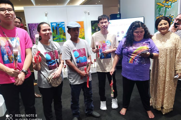 Para pelukis penyandang autisme pada pameran lukisan bertajuk A Group Charity Art Exhibition ?Dare to be Great, Dare to Collaborate and Dare to Love? di  Sunrise Art Gallery, Hotel Fairmont, Jakarta, Senin (3/4/2023), yakni Owen Philip Widjajakusuma (20), Kezia Kuryakin Sibuea (27), Dwi Putro Mulyono Jati (60), Shan Rafael (21), dan  Raysha Dinar Kemal Gani (19).

Berpose paling kanan dari arah pembaca adalah Prita Kemal Gani, Founder & CEO of LSPR, sekaligus ibu kandung dari Raysha Dinar Kemal Gani.

Pameran sekaligus penggalangan dana akan berlangsung pada 4-31 April 2023.