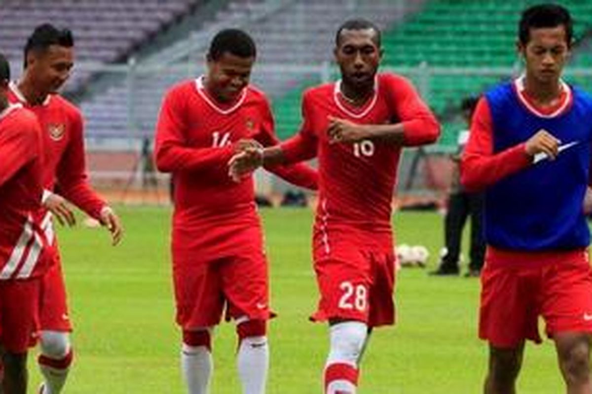 Pemain Tim Nasional Sepakbola Indonesia U-23, Oktovianus Maniani, Joko Sasongko, Stevie Bonsapia, Patrick Wanggai, dan Yongki Aribowo (kiri ke kanan) mengikuti latihan rutin di Stadion Utama Gelora Bung Karno, Senayan, Jakarta, Selasa (18/10/2011).