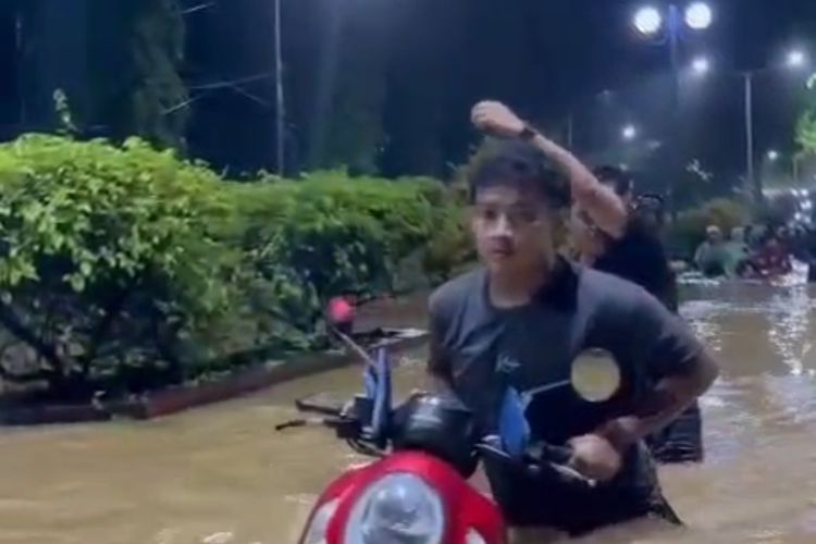 Banjir yang menggenangi Kota Makassar dan Kabupaten Maros terjadi di beberapa titik dengan ketinggian air bervariasi hingga 1 meter.