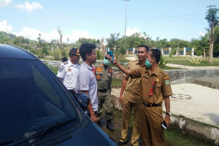 Tim Gugus saat memeriksa suhu tubuh pemudik di wilayah perbatasan Kota Bima dengan Kabupaten Bima, Selasa (31/03/2020)