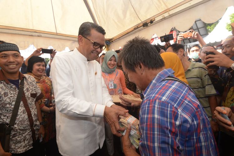 Gubernur Sulawesi Selatan Nurdin Abdullah saat membuka acara kegiatan penukaran uang di lapangan upacara kantor gubernur Sulawesi Selatan, Jumat (10/5/2019).