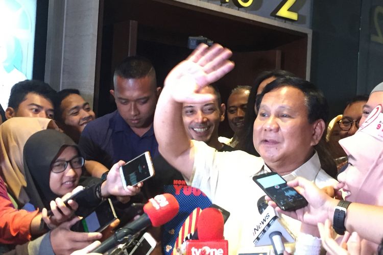 Ketua Umum Parta Gerindra Prabowo Subianto dalam wawancara seusai menoton film 212 The Power of Love di XXI Epicentrum, Kuningan, Jakarta Selatan, Selasa (8/4/2018).