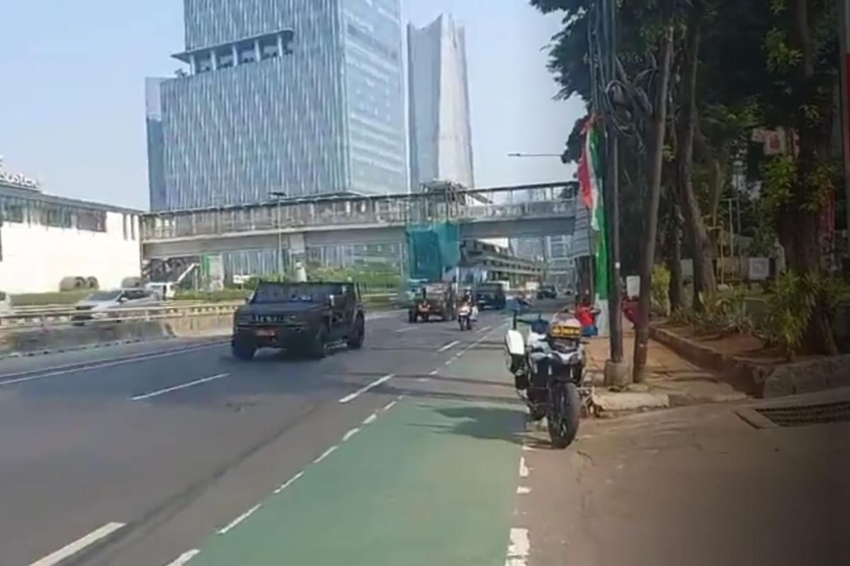 Arus Lalin Lancar Saat Rombongan Kirab Bendera Merah Putih Lintasi Jalan Gatot Subroto