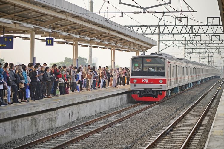 Terlihat Commuter Line Jabodetabek memasuki salah satu stasiun yang ada di Jakarta. 