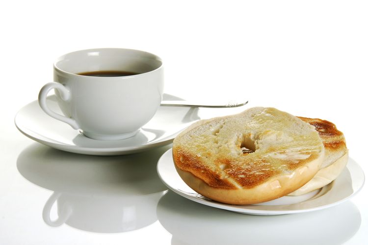 Ilustrasi roti bagel dan secangkir kopi. 