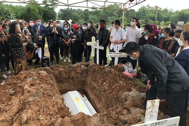 Suasana prosesi pemakama Melisha Sidabutar  di Taman Pemakaman Umum Pedurenan kawasan Mustika Jaya, Bekasi, Jawa Barat sekira pukul 12.00, Kamis (10/12/2020). 
