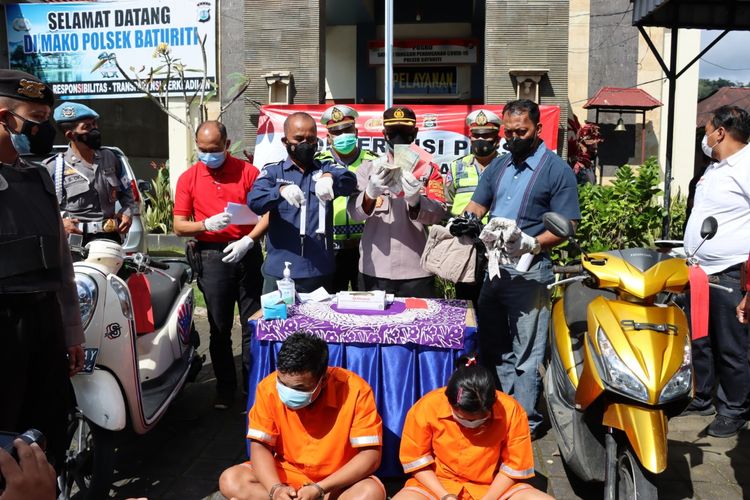 Pasutri pelaku pencurian sepeda motor di Tabanan saat dihadirkan dalam rilis kasus.