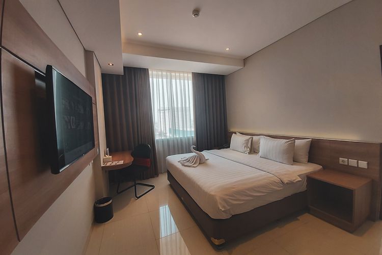 Tipe kamar Executive Suite yang juga dilengkapi dengan ruang tamu di ruangan yang berbeda dan bathtub di kamar mandinya. 