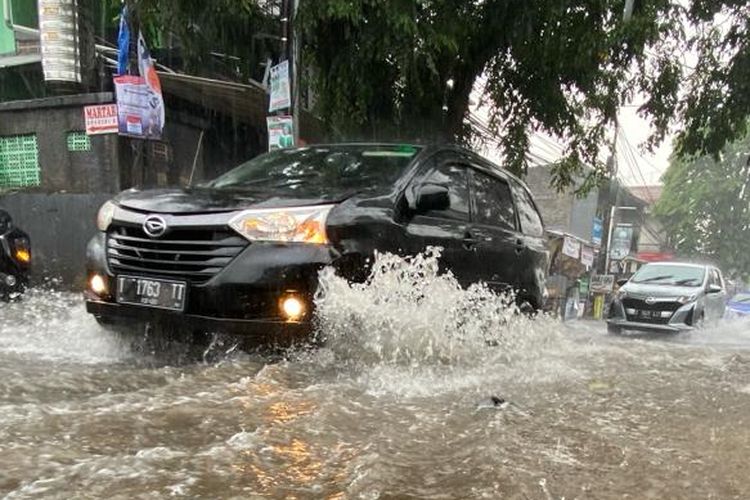 Kendaraan memaksa melintas genangan banjir di Jalan Daeng Muhammad Ardiwinata, Kota Cimahi, Jawa Barat, Rabu (27/12/2023).