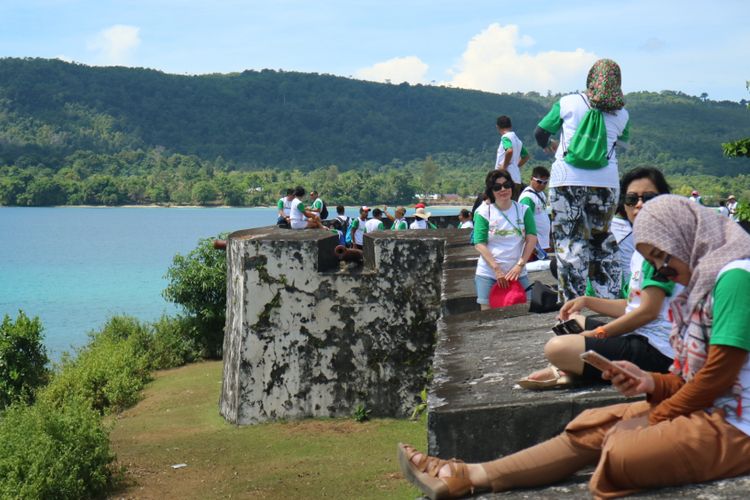 Wisatwan menikmati pemandangan Laut Banda, dari atas Benteng Duurstede, yang ada di Pulau Saparua, Maluku Utara, Rabu (12/11/2017). Benteng tersebut merupakan salah satu peninggalan zaman kolonial ter megah di Maluku.