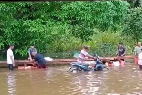 Antisipasi Banjir Meninggi, Warga Kapuas Hulu Buat Jembatan Darurat