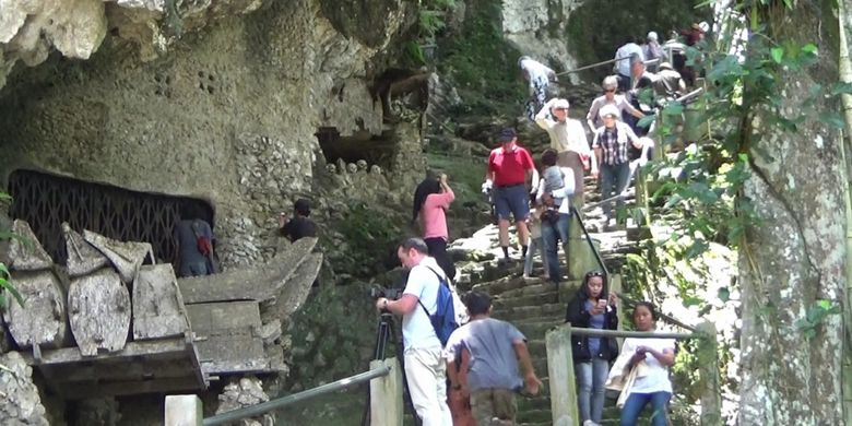 Wisatawan domestik dan mancanegara di Kawasan wisata cagar budaya Kete Kesu di Kecamatan Sanggalangi,  Kabupaten Toraja Utara, Sulawesi Selatan. Foto diambil saat liburan menjelang Paskah, Jumat (30/3/2018).