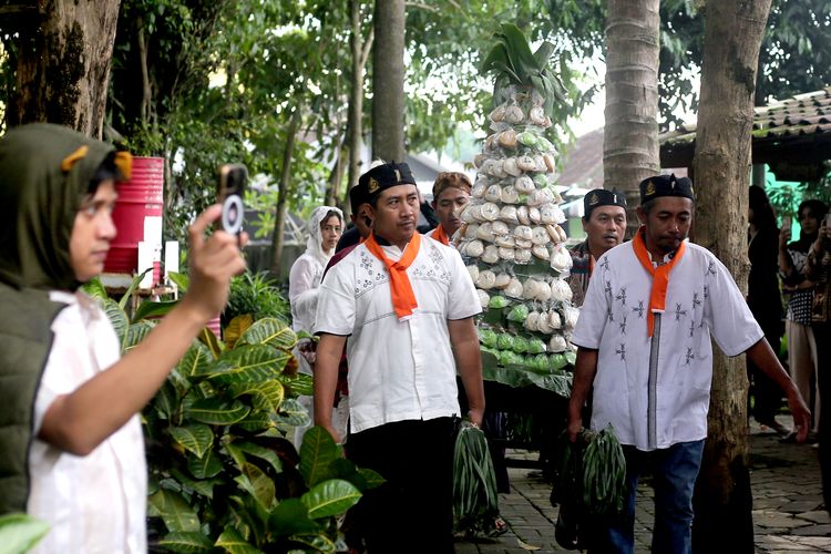 Setelah kirab mengelilingi rumah penduduk gunungan apem dibawa menuju Pesarean Ki Ageng Gribig Kota Malang, Kamis (27/2/2025) siang.