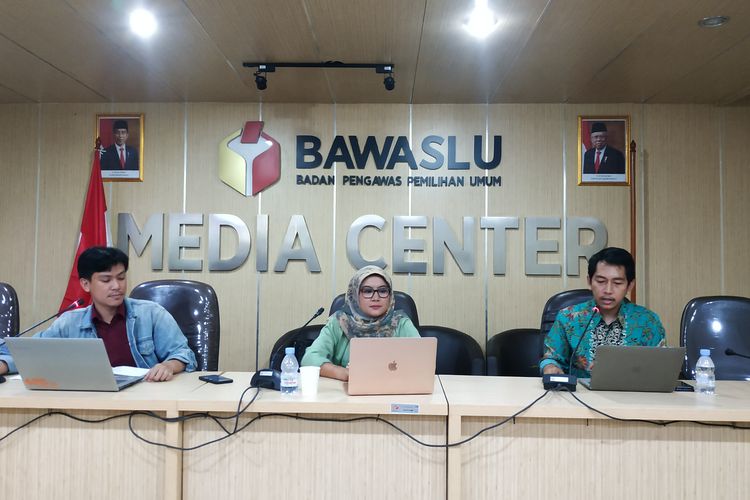Direktur Pusat Kajian Politik FISIP Universitas Indonesia Hurriyah (tengah) bersama Koordinator Kode Inisiatif Ihsan Maulana (kanan) dalam jumpa pers di kantor Badan Pengawas Pemilu (Bawaslu) RI, Kamis (25/8/2022).