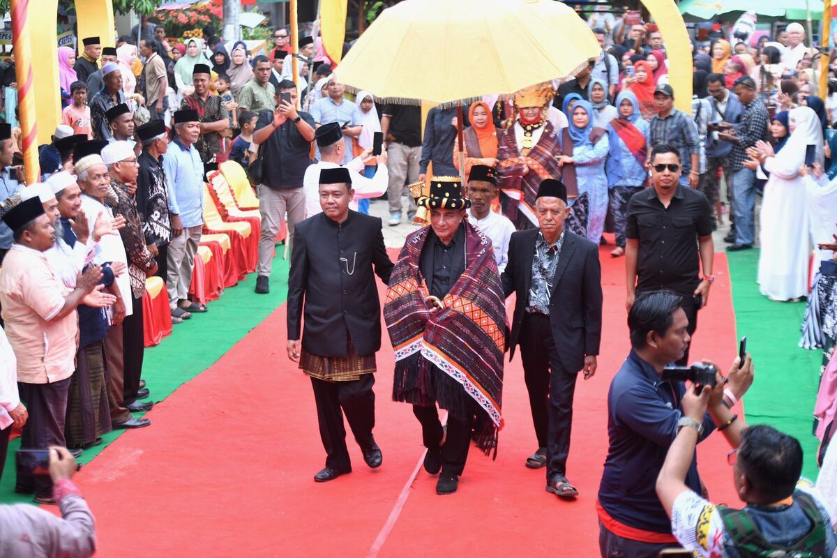 Calon gubernur Sumatra Utara nomor urut 2, Edy Rahmayadi dan istri saat diupa-diupa di Kabupaten Mandailing Natal, Sabtu (2/11/2024). Edy dijadwalkan melakukan kampanye selama empat hari di Kabupaten Mandailing Natal, Kota Padangsidimpuan dan Tapanuli Selatan.