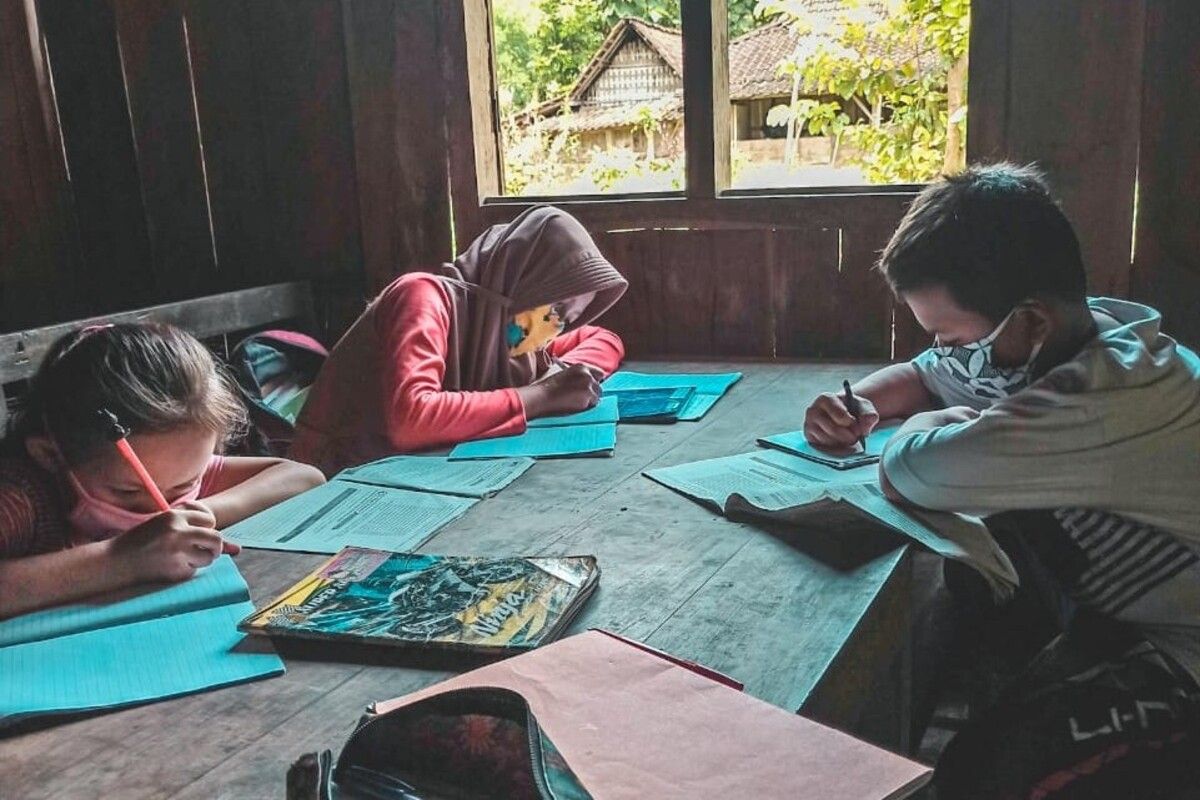 Siswa SDN Sigit 3 Desa Sigit, Tangen, Sragen, Jawa Tengah sedang belajar kelompok di rumah.