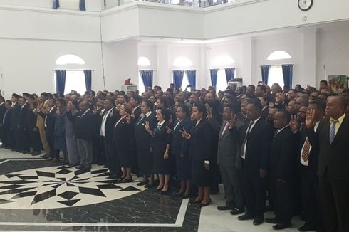 Gubernur Papua Beri Tantangan kepada 317 Kepala SMA yang Baru Dilantik