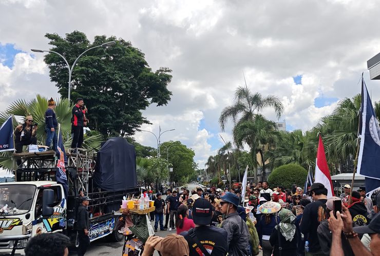 Aksi &ldquo;215&rdquo; Berlanjut, Massa Desak Gubernur Kaltim Mundur dan Dukung Hak Angket