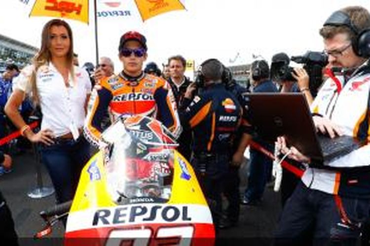 Pebalap Honda asal Spanyol, Marc Marquez tengah menunggu saat start GP Inggris di Sirkuit Silverstone, Minggu (1/9/2013)