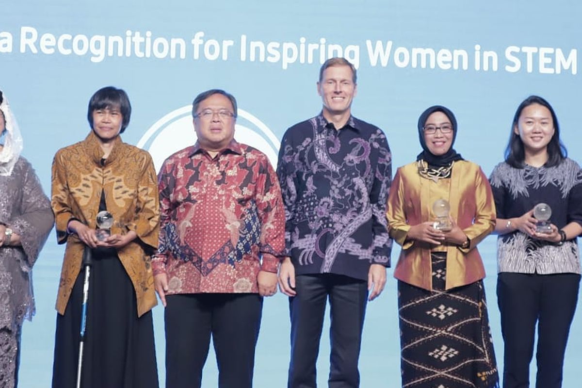 Menteri Bambang memberikan penghargaan GE Inspiring Woman in STEM Award di Jakarta (27/11/2019) kepada lima tokoh perempuan yang dinilai memiliki kontribusi dan memberi inspirasi di bidang STEM di Indonesia.