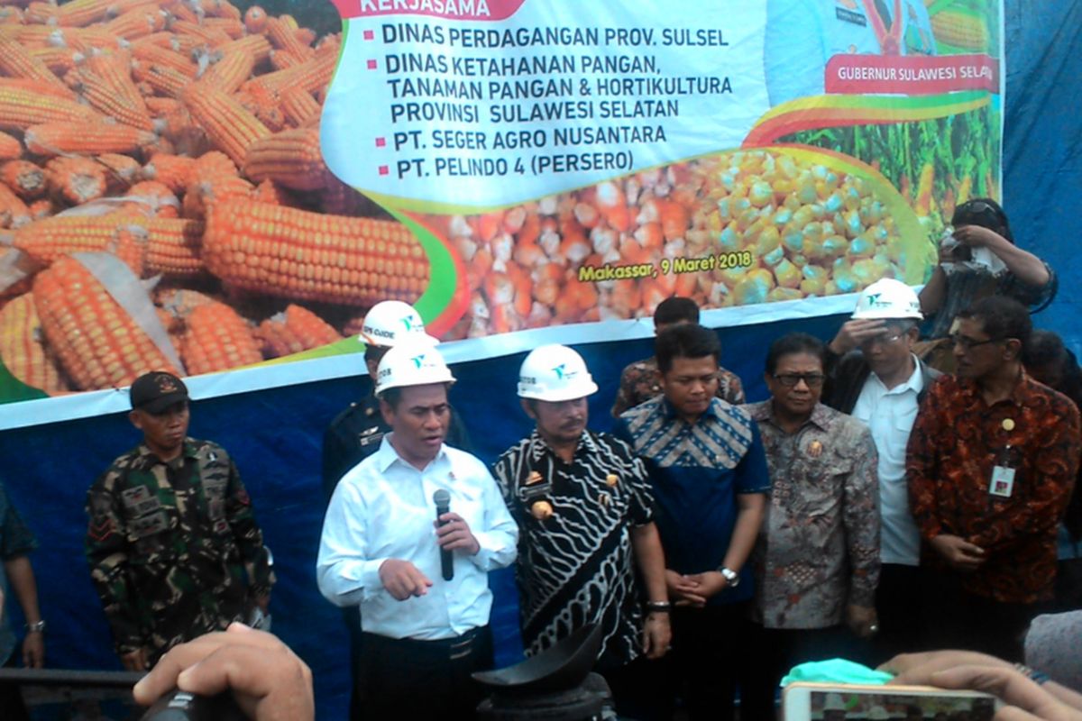 Menteri Pertanian, Amran Sulaiman saat ?Pelepasan Perdana Ekspor Langsung Komoditas Jagung ke Filipina? di Gudang 104, Pelabuhan Soekarno Hatta, Makassar, Jumat (9/3/2018).