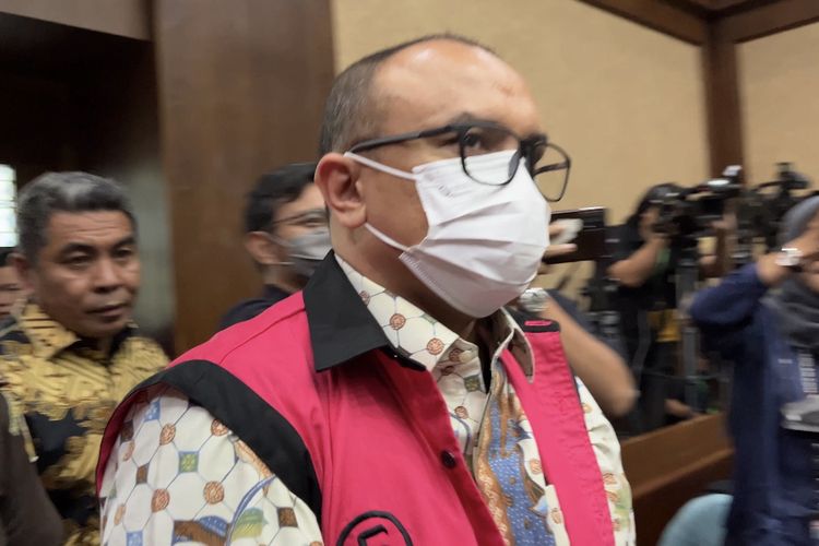 Eks Direktur Utama (Dirut) Badan Aksesibilitas Telekomunikasi dan Informasi (Bakti) Kementerian Komunikasi dan Informatika (Kemenkominfo) Anang Achmad Latif saat memasuki ruang sidang Prof M Hatta Ali Pengadilan Tipikor Jakarta, Selasa (18/7/2023).