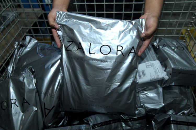 Pekerja menyelesaikan pesanan barang-barang pelanggan saat Hari belanja Online Nasional (Harbolnas) di gudang Zalora di Cibitung, Bekasi, Jawa Barat, Selasa (12/12/2017). Perayaan 12.12 Harbolnas adalah salah satu kampanye terpenting Zalora dalam rangka memberikan penawaran diskon terbaik, sekaligus membuktikan kepada pelanggan bahwa mereka dapat menikmati pengalaman berbelanja online terbaik bersama Zalora.