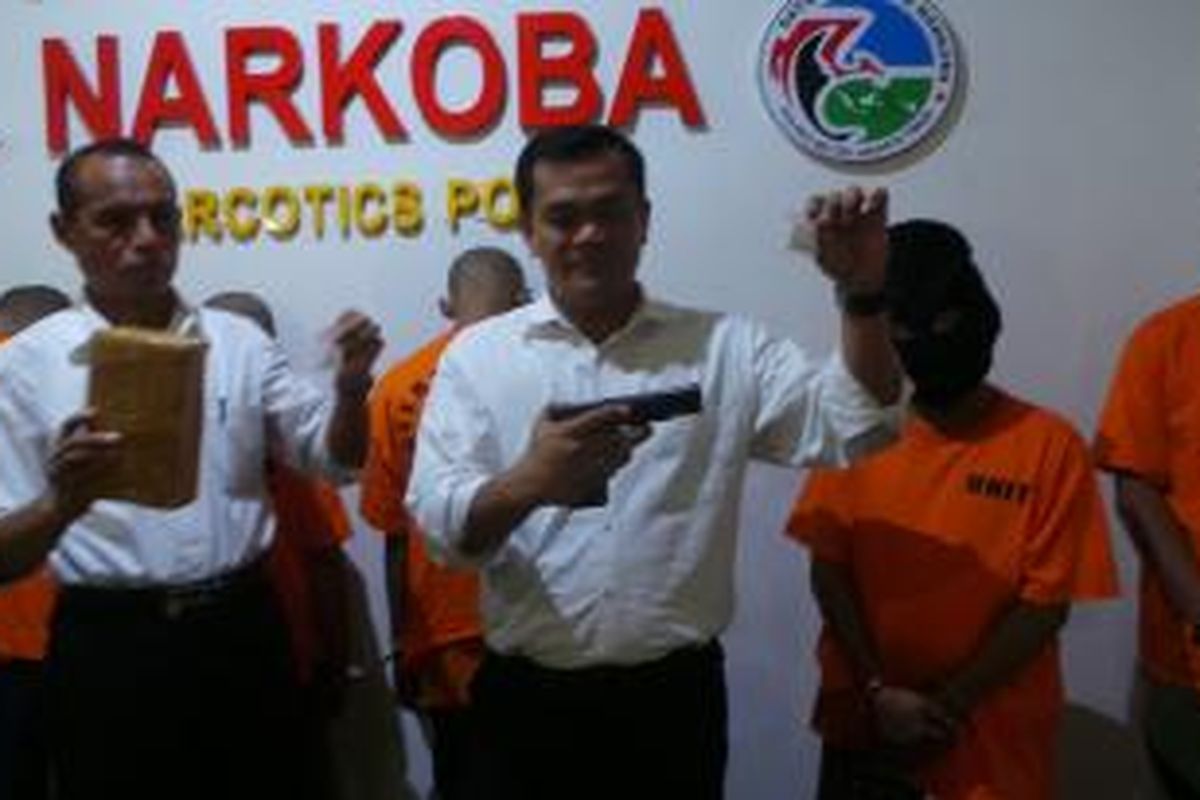 Barang bukti kasus narkona yang melibatka  bandar sekaligus pengendali dari Lapas Pekalongan. Tersangka berjumlah dua orang ditangkap petugas Polres Jakarta Timur. Selasa (17/6/2014).
