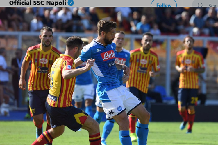 Fernando Llorente mencoba melewati penjagaan pemain lawan pada pertandingan Lecce vs Napoli dalam lanjutan Liga Italia di Stadion Via del Mare, 22 September 2019. 