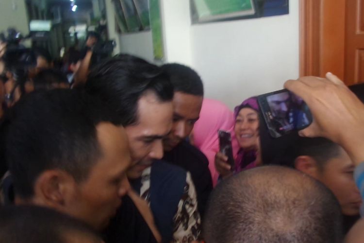 Atalarik Syah menghadiri sidang cerainya dengan Tsania Marwa di Pengadilan Agama Cibinong, Bogor, Jawa Barat, Selasa (18/4/2017) pagi.
