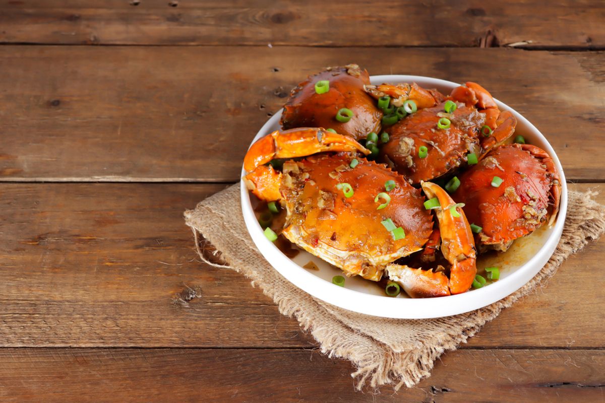 Ilustrasi kepiting saus asam manis pedas ala restoran. 