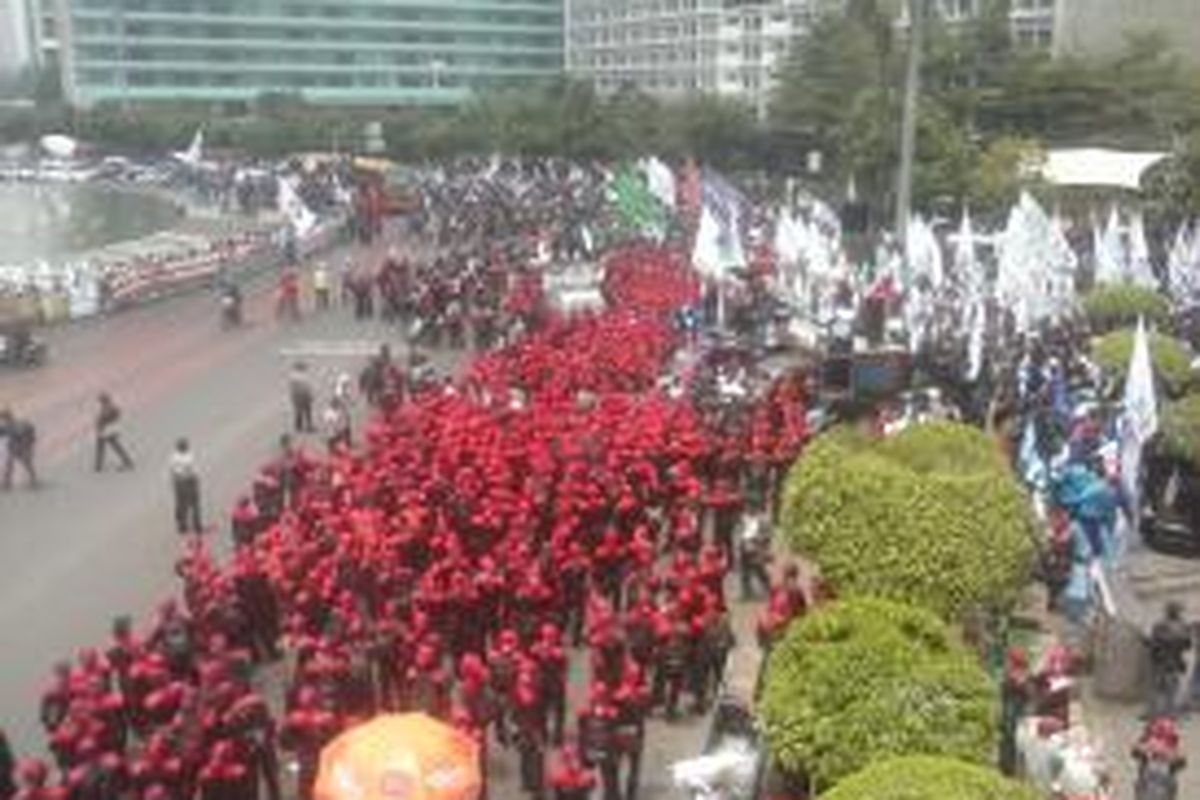 Massa buruh memenuhi Bundaran HI indonesia pada pukul 11.00 Kamis, (2/10/2014)