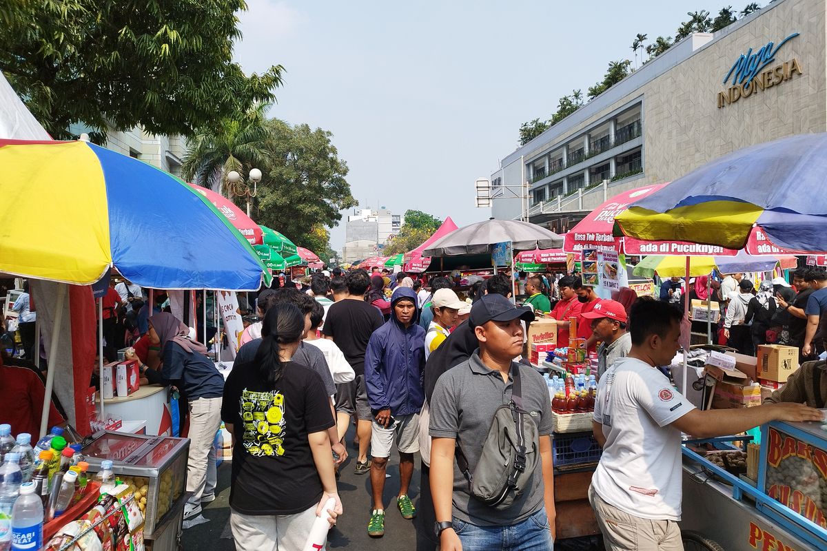 Suasana ramai area jajanan saat Car Free Day di Sudirman-Thamrin, Jalan Kebon Kacang, Tanah Abang, Jakarta Pusat, Minggu (22/10/2023). (KOMPAS.com/XENA OLIVIA)
