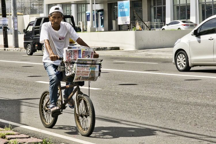 Ilustrasi pengantar koran