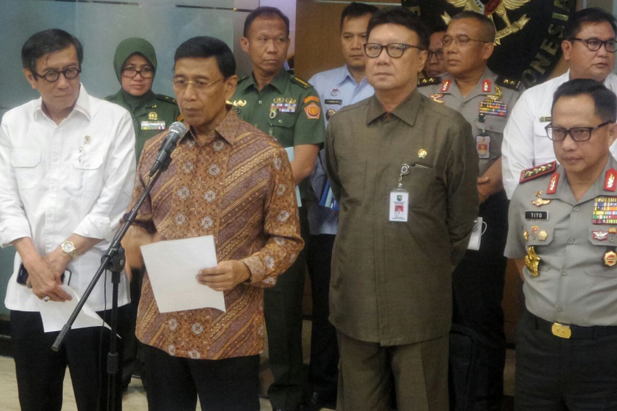 Menteri Koordinator bidang Politik, Hukum dan Keamanan Wiranto didampingi Menteri Dalam Negeri Tjahjo Kumolo, Menkumham Yasonna Laoly dan Kapolri Jenderal Tito Karnavian saat memberikan keterangan pers terkait pembubaran HTI di Kemenko Polhukam, Jakarta Pusat, Senin (8/5/2017).